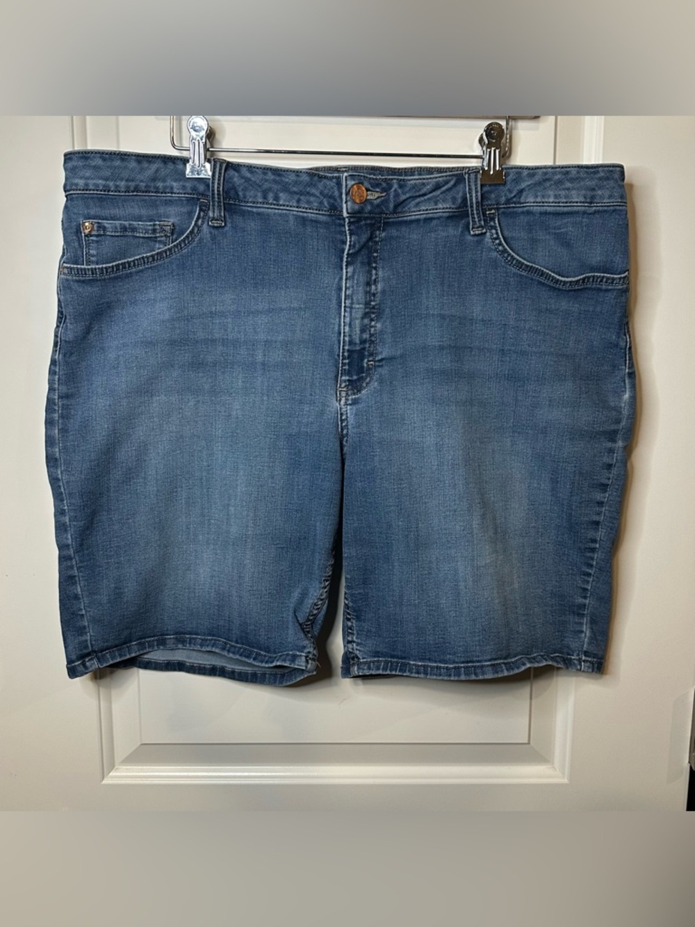 Lee Riders Medium Wash Bermuda Shorts Mid-Rise | Women’s 20M